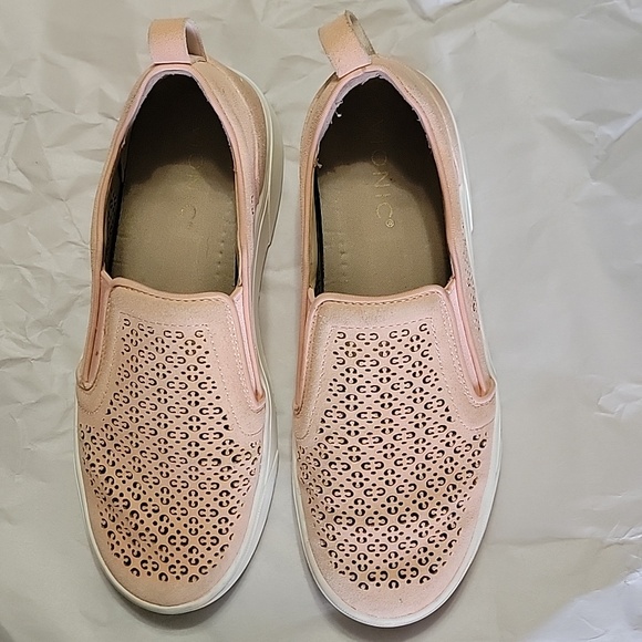 Vionic Kimmie Perf laser cut slip on sneakers size 7 peach suede casual comfort - Picture 3 of 6